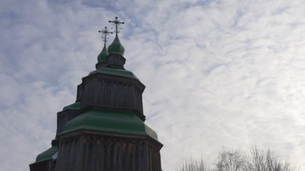 Tower of Wooden Church Green Roofs Crosses on Top Winter Church of Paraskeva the Holy Martyr in Pirogovo Ukrainian Sacral Architecture Baroque Style — Αρχείο Βίντεο