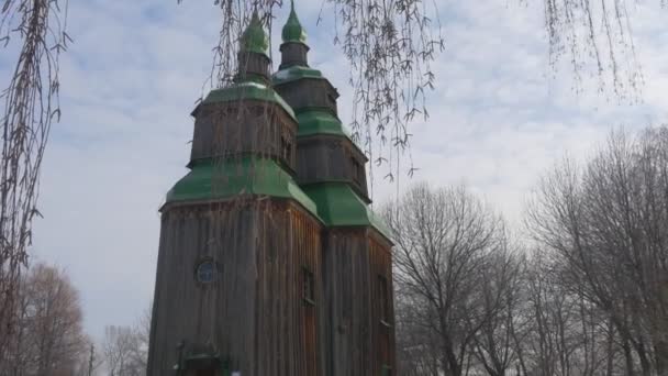 Iglesia de Madera Panorama Techos Verdes Campanas Invierno Cielo Azul Iglesia de Paraskeva el Santo Mártir en Pirogovo Arquitectura Sacra Ucraniana Estilo Barroco — Vídeo de stock