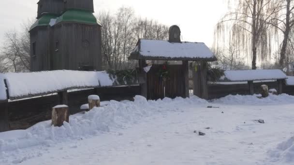 Panorama na dřevěném kostele vchod do starých budov staré budovy zvonice věže zimní kostel Paraskeva Svatý mučedník v Pirogovo sakrální architektuře baroko — Stock video