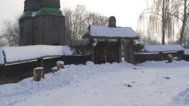 Panorama na drewniany kościół wejście ogrodzenie stare budynki dzwonnicy zima Kościół Paraskeva Świętego męczennika w Pirogovo sakralna architektura barokowy — Wideo stockowe