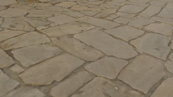 Paredes de tijolo de pedra de pavimentação Estrada pavimentada Pedras quadradas amarelas Caminho para uma Catedral de Dormição na Santa Dormição Kiev-Pechersk Lavra Ucrânia Kiev Inverno Daytime — Vídeo de Stock