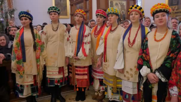 Jóvenes mujeres mayores en ropa nacional en la Iglesia Montañas Sagradas Lavra Mujeres están cantando canciones de Navidad Dormition Cathedral Ucrania Christmas Celebration — Vídeos de Stock