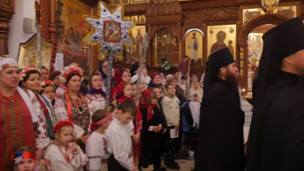 La gente en ropa nacional Iglesia Clero Ortodoxa Lavra Las mujeres están cantando canciones de Navidad Dormition Cathedral Holy Mountains Lavra Ucrania Christmas — Vídeos de Stock