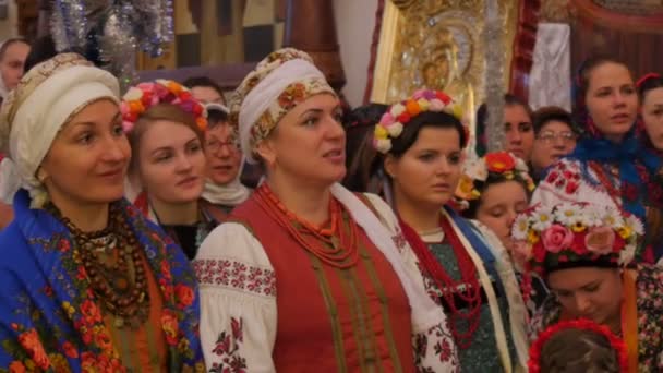 La gente en ropa nacional en las montañas sagradas Lavra Las mujeres están cantando canciones de Navidad Dormition Cathedral Ucrania Celebración de Navidad Religious Images — Vídeos de Stock