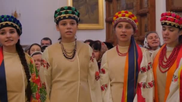 Chicas Jóvenes Mujeres Ropa Nacional en Lavra Mujeres Están Cantando Canciones de Navidad Dormition Cathedral Holy Mountains Lavra Ucrania Christmas Celebration — Vídeos de Stock