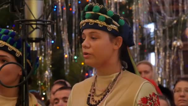 Юні дівчата в Національних заголовках у церкві Святі гори Жінки Лаври співають різдвяні пісні Кафедральний собор України Різдво — стокове відео