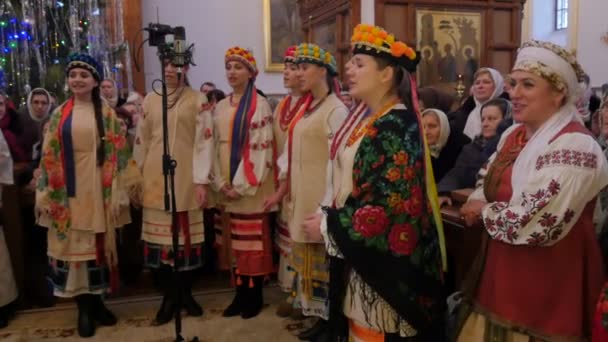 Ragazze Donne in abiti nazionali in chiesa Cantando con microfono Holy Mountains Lavra Dormition Cathedral Ucraina Natale Donne Cantando canzoni di Natale — Video Stock