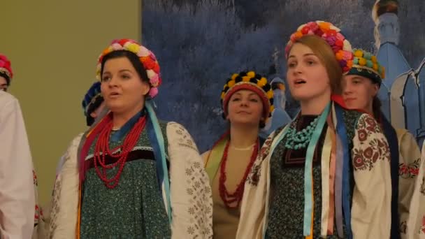 大聖堂聖地ラヴラ女性アンサンブル歌手歌手は、国民服で歌うグループは、クリスマスソングウクライナのクリスマスのお祝いを歌っています — ストック動画