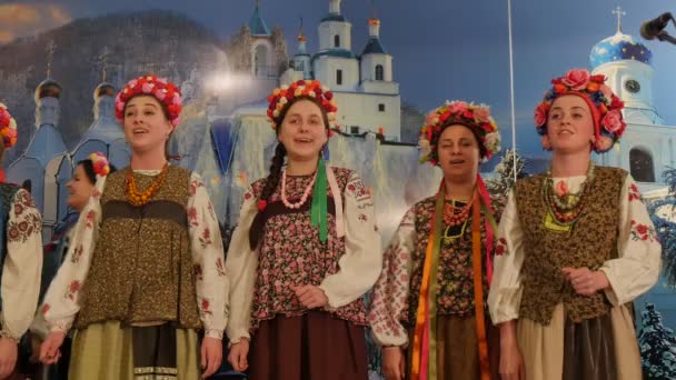 Dormição Catedral Montanhas Sagradas Lavra Cappella Feminino Singing Group está realizando juntos em roupas nacionais Canções de Natal Ucrânia Natal — Vídeo de Stock