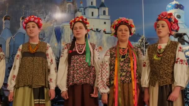 Katedrála svaté hory Lavra ženský sbor zpívají vánoční písně bez instrumentální doprovodu v národních šatech Ukrajina — Stock video