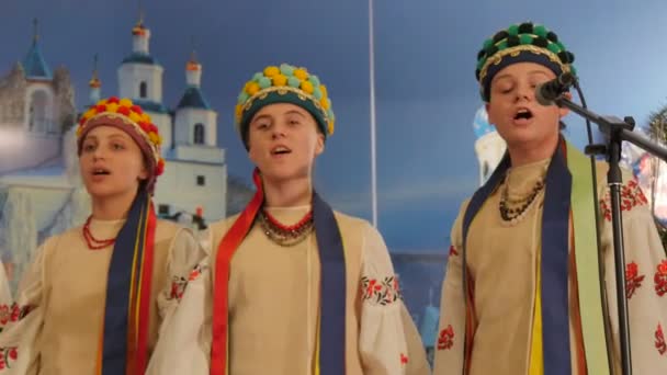 Dormition Cathedral Holy Mountains Lavra Conjunto de cantantes Grupo de canto femenino en ropa nacional está cantando canciones navideñas Ucrania Navidad — Vídeos de Stock