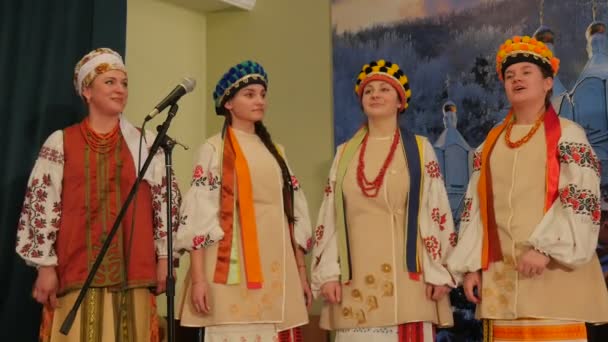 Nők énekelni íj Dormition Cathedral népi ének csoport a nemzeti ruhák hegység Szent Lavra nők is énekelnek karácsonyi dalokat Ukrajna — Stock videók