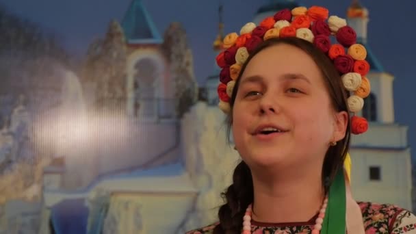 Frauen in nationalen Kopfbedeckungen Kleidung Lavra Dormition Kathedrale Frauen Mädchen singen Weihnachtslieder und lächeln ukrainischen Weihnachtsfeier — Stockvideo