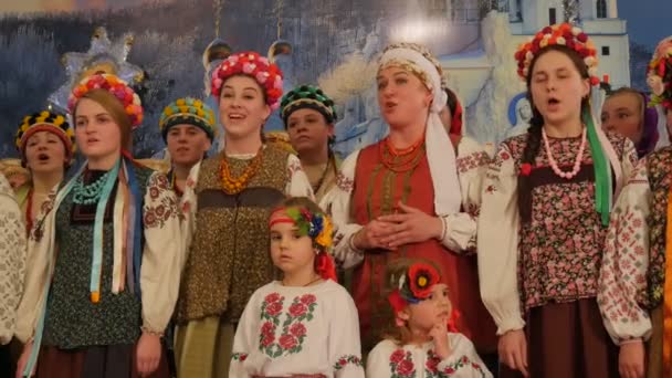 Παιδιά γυναικών στο εθνικό ρούχα Καθεδρικός Ναός Κοιμήσεως Ιερά βουνά Λαύρας φολκλορική μουσική ομάδα Χριστούγεννα γιορτή Χριστούγεννα τραγουδώντας τραγούδια Ουκρανία — Αρχείο Βίντεο