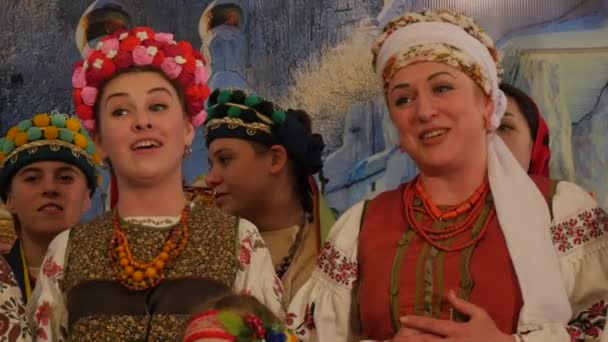 People in National Clothes at Dormition Cathedral Female Folk Singing Group Cantando canciones de Navidad Ucrania Celebración de Navidad Montañas Sagradas Lavra — Vídeos de Stock