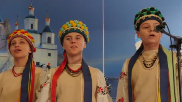 Tři mladé ženy zpívající církev Uspenské katedrála lidová zpívající skupina na svaté hory Lavra ženy zpívají vánoční písně Ukrajina Vánoce — Stock video