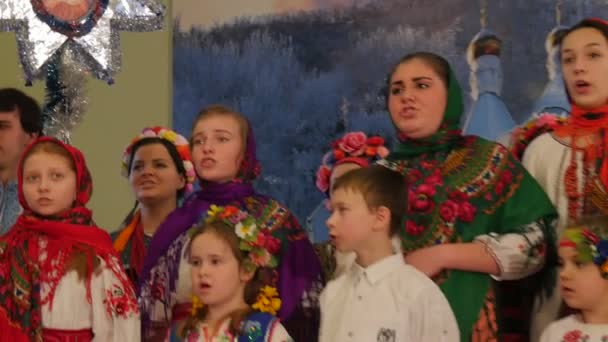 Χορωδία στα εθνικά ρούχα στα ιερά Όρη Lavra γυναίκες σε σάλια τα παιδιά τραγουδούν Χριστουγεννιάτικα τραγούδια γιορτή της Κοιμήσεως των Χριστουγέννων — Αρχείο Βίντεο