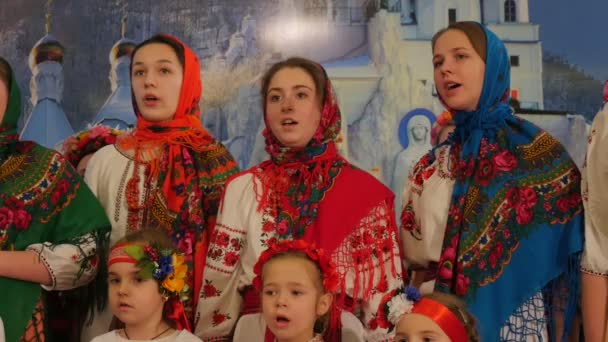 Coro Mujeres Niños en las Montañas Sagradas Lavra Celebración de Navidad Mujeres en Mantones Niños en coronas cantan canciones de Navidad Dormition Cathedral Ukraine — Vídeo de stock