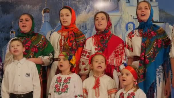 Coro em Roupas Nacionais nas Montanhas Sagradas Lavra Mulheres em Xales As crianças estão cantando Canções de Natal Dormição Catedral Ucrânia Celebração de Natal — Vídeo de Stock