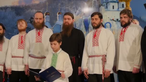 Mannen op Heilige bergen Lavra kerstviering mannen met baarden Clergy jongens zingen kerstliedjes in nationale kleren Dormition kathedraal Oekraïne — Stockvideo