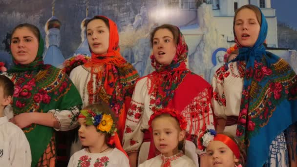 民间合唱团圣诞歌曲宿舍大教堂圣山拉夫拉妇女身着民族服装肖尔斯孩子正在唱乌克兰圣诞庆典 — 图库视频影像