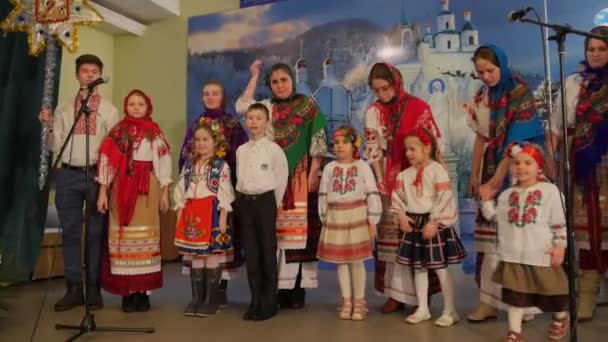 Coro Folk Singing at Holy Mountains Lavra Boy Women in Shawls Kids Are Singing Canções de Natal Dormition Cathedral Ucrânia Celebração de Natal — Vídeo de Stock