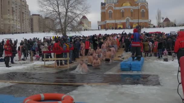 Battesimo ortodosso a Dnieper Celebrazione Kiev Le persone stanno facendo il bagno in acqua fredda Battesimo di Gesù Cristo Embankment Vicino alla Cattedrale dell'Intercessione — Video Stock