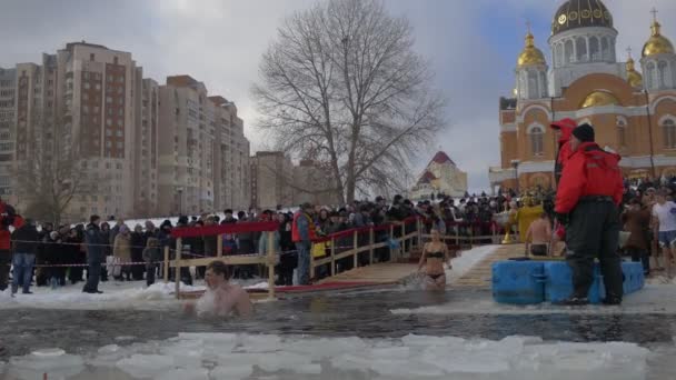 Celebrazione del Battesimo Ortodosso a Kiev L'uomo che attraversa se stesso e immerge le persone sta facendo il bagno Battesimo di Gesù Cristo Cattedrale Dnieper dell'intercessione — Video Stock