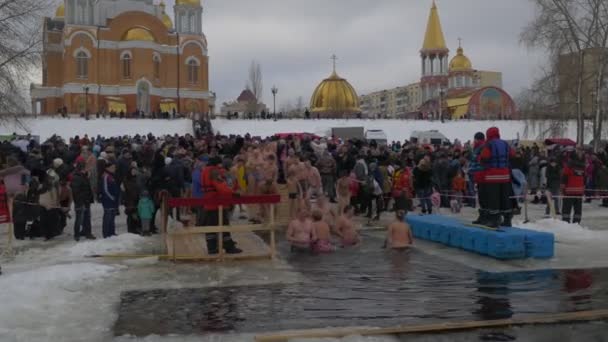 Orthodoxe Taufe kiev badenden Menschen Taufe Jesus Christi Ufer des Dnjepr in der Nähe der Kathedrale der Fürbitte eiskaltes Wasser — Stockvideo