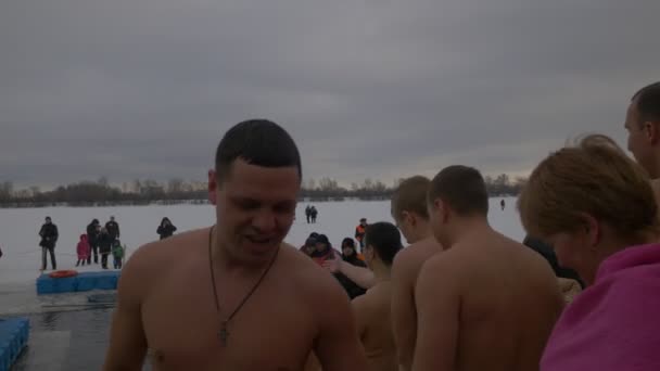 Orthodox Baptism Kiev People Are Bathing Baptism of Jesus Christ Embankment of Dnieper Near to Cathedral of the Intercession Man Shows His Muscles — Αρχείο Βίντεο