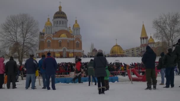 Celebrazione del Battesimo Ortodosso Kiev La folla Le persone stanno facendo il bagno Altri stanno guardando Battesimo di Gesù Cristo Dnieper Vicino alla Cattedrale dell'Intercessione — Video Stock