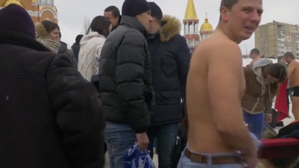 Orthodox Baptism Celebration in Kiev People Put Clothes on After Bathing Baptism of Jesus Christ Embankment of Dnieper Near to Cathedral of the Intercession — Αρχείο Βίντεο