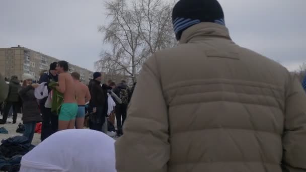 Bautismo Ortodoxo Kiev Hombres fuertes Limpiar con toallas La gente se está bañando Bautismo de Jesucristo Embankment de Dnieper Cerca de la Catedral de la Intercesión — Vídeo de stock