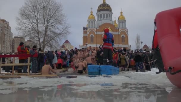 Orthodox Baptism Kiev People Feel Cold Running After Bathing Baptism of Jesus Christ Embankment of Dnieper Near to Cathedral of the Intercession Cupolas — Stockvideo