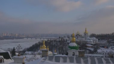 Yeşil ve Altın Cupolas Kiev-Pechersk Lavra Dinyeper Paton Köprüsü Kiev Cityscape Kış Kar Bulutları Sol Bankası Mavi Gökyüzü Üzerinde Yüzen mı