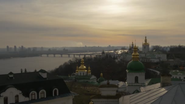 Çıplak Dalları Ağaç Sunset Ile Kiev-Pechersk Lavra Dinyeper Paton Köprüsü Anavatan Memorial Kiev Cityscape Kış Kar Güneş Parlar Banka Sol — Stok video