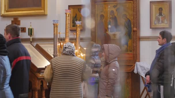 Les gens à Icônes Cameraman Noël Sainte Montagne Lavra Dormition Cathédrale Ukraine Femmes Avec Têtes Couvertes Icônes Sous Feuilles de Verre Décor Doré — Video