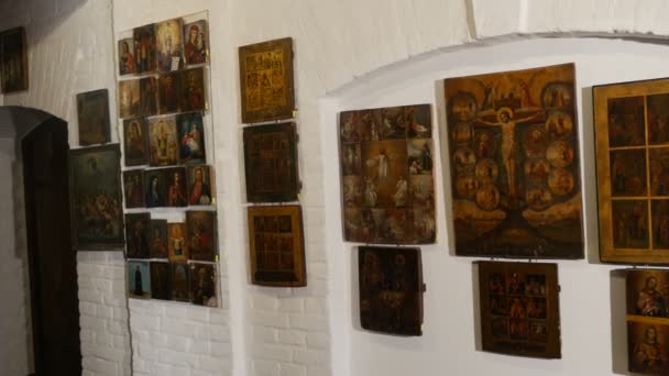 Museo de Ucrania Home Iconos Crucifixión Radomyshl Ucrania Arte étnico Antiguas imágenes religiosas en las paredes Exposición en una habitación Casa Vieja Paredes encaladas — Vídeo de stock
