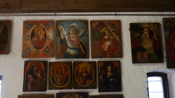 Museo de Ucrania Home Iconos Radomyshl Ucrania Arte étnico Antiguas imágenes religiosas en las paredes Exposición en una habitación Casa antigua Paredes encaladas Ventanas — Vídeos de Stock