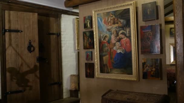 ウクライナのホームアイコンの博物館写真聖人ラドミーシュルウクライナ民族芸術古い宗教的なイメージ展部屋古い家の白塗りの壁 — ストック動画