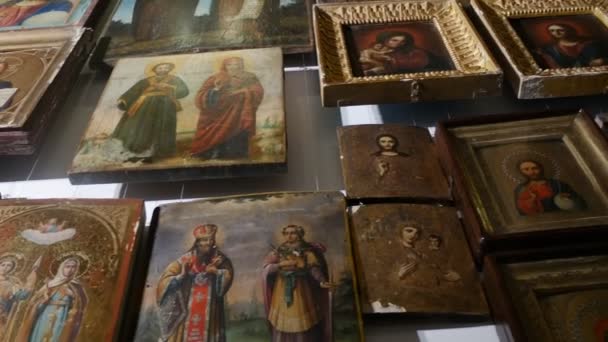 Muzeum ukrajinských domovských ikon zlaté rámy Radomyšl Ukrajina etnické umění staré náboženské obrazy výstava v místnosti starý dům nabílené zdi nosníky — Stock video