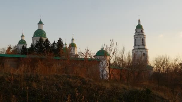 Exteriér katedrové zdi Mgar Transfigurace mužský klášter Poltava oblast přeměňování kraje a zvonice Ukrajina slunný den podzim — Stock video