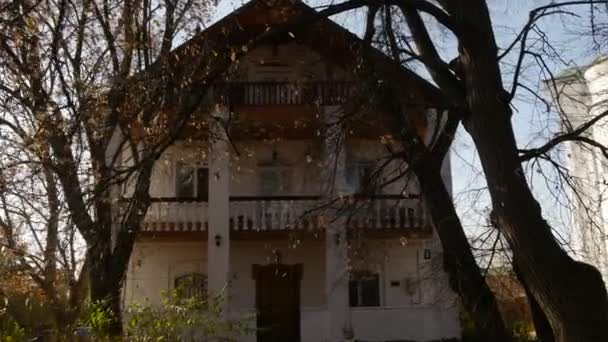 Groß glockenturm gebäude der kirche komplex mgar verklärung männlich kloster poltawa region verklärung kathedrale ukraine sonnig tag herbst bäume — Stockvideo