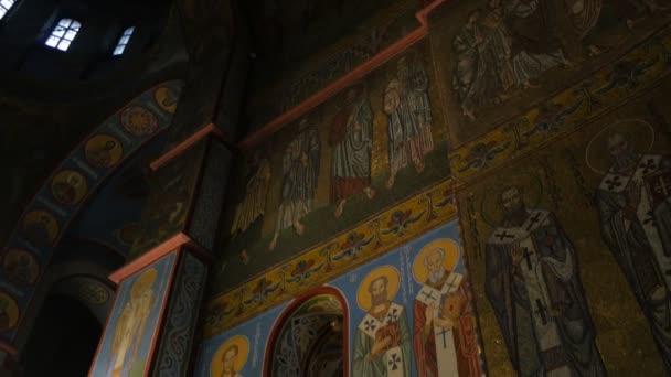 Plafond van Saint Michael's mannelijk klooster kerstavond Kiev donkere hal van de kerk beelden iconen kaarsen in kandelaren afbeelding op een plafond donkere ruimte — Stockvideo