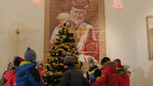 Los niños están bailando Excursión Casa de San Nicolás Kiev-Pechersk Lavra Celebración del Día de San Nicolás Kiev Ucrania Los niños están bailando bailes redondos — Vídeos de Stock