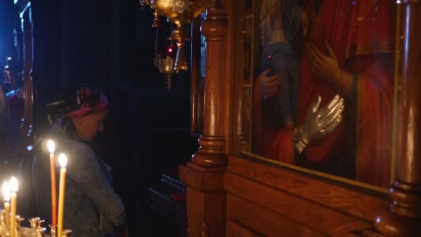 Woman Bows Service Trinity Jonah 's Monastery Celebration of Mary Dormition Kiev Worshiper at Image of a Mary and Jesus Images Frescoes Velas Dark Hall — Vídeo de Stock