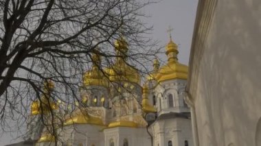 Kuleleri altın kubbe yarım daire biçimli Windows beyaz duvarlar ve altın Cupolas Dormition Katedrali kutsal Dormition Kiev-Pechersk Lavra Ukrayna kış gündüz