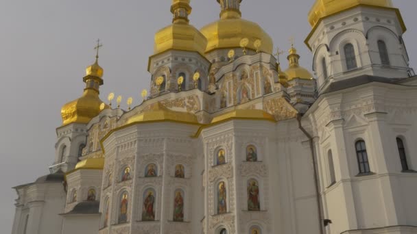 Tours Dômes d'or Fenêtres semi-circulaires Murs blancs et coupoles dorées Dormition Cathédrale Sainte Dormition Kiev-Pechersk Lavra Ukraine Hiver — Video