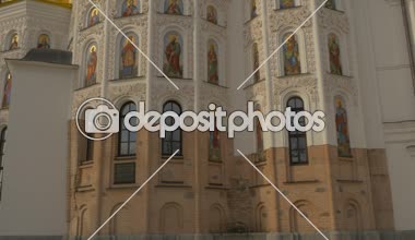 Yarım daire biçimli bir Windows Albümdeki kuleleri beyaz duvarlar ve altın Cupolas Dormition Katedrali kutsal Dormition Kiev-Pechersk Lavra Ukrayna kış gündüz