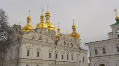 Kilise Courtyard beyaz duvarları altın Cupolas kutsal Dormition Kiev-Pechersk Lavra Dormition katedral dış bir Ortodoks Kilisesi, iki kişi Coule